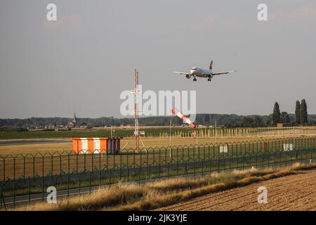 Zaventem, Brabante fiammingo, Belgio. 29th luglio 2022. Un aereo vola prima di atterrare all'aeroporto di Zaventem a Zaventem, in Belgio, venerdì 29 luglio 2022. (Credit Image: © Valeria Mongelli/ZUMA Press Wire) Credit: ZUMA Press, Inc./Alamy Live News Foto Stock