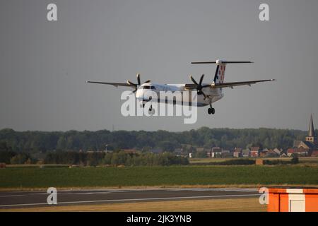 Zaventem, Brabante fiammingo, Belgio. 29th luglio 2022. Un aereo vola prima di atterrare all'aeroporto di Zaventem a Zaventem, in Belgio, venerdì 29 luglio 2022. (Credit Image: © Valeria Mongelli/ZUMA Press Wire) Credit: ZUMA Press, Inc./Alamy Live News Foto Stock