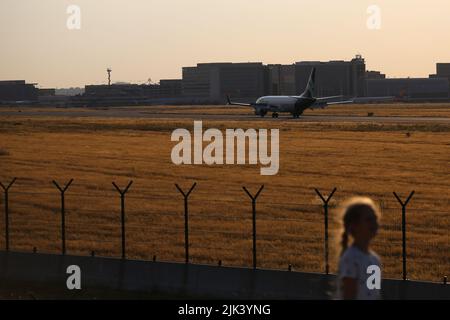 Zaventem, Brabante fiammingo, Belgio. 29th luglio 2022. Un aereo atterra all'aeroporto di Zaventem a Zaventem, Belgio, venerdì 29 luglio 2022. (Credit Image: © Valeria Mongelli/ZUMA Press Wire) Credit: ZUMA Press, Inc./Alamy Live News Foto Stock