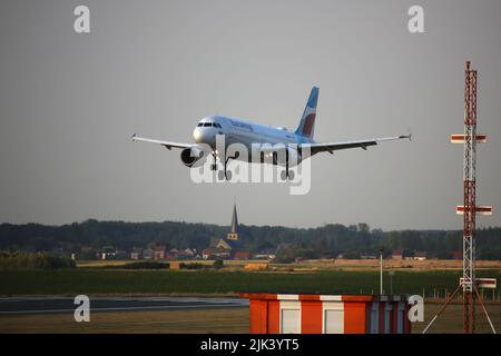 Zaventem, Brabante fiammingo, Belgio. 29th luglio 2022. Un aereo vola prima di atterrare all'aeroporto di Zaventem a Zaventem, in Belgio, venerdì 29 luglio 2022. (Credit Image: © Valeria Mongelli/ZUMA Press Wire) Credit: ZUMA Press, Inc./Alamy Live News Foto Stock