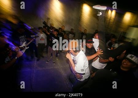 Kediri, Eastjava, Indonesia - 29 maggio 2022: Una folla di giovani asiatici che si divertono e si divertono allo spettacolo dei concerti hardcore/punk Foto Stock