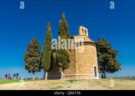 Vitaleta, Italia, 22 aprile 2022: Cappella con cipressi in mezzo al campo. Chiesa su una collina e ambiente verde. Cappella Madonna di Vitaleta Foto Stock