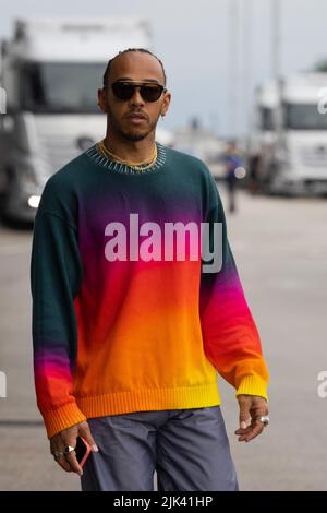 Mogyorod, Ungheria. 30th luglio 2022. Il pilota britannico della Mercedes Lewis Hamilton arriva al Gran Premio di Formula uno Ungherese all'Hungaroring di Mogyorod, vicino Budapest, Ungheria, il 30 luglio 2022. Credit: Attila Volgyi/Xinhua/Alamy Live News Foto Stock