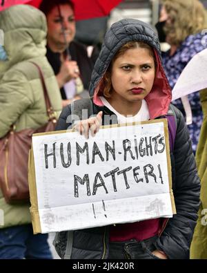 Un manifestante di una protesta organizzata da "RAPAR, che lavora insieme per raggiungere la parità dei diritti umani" nell'ambito della sua campagna contro SERCO, che fornisce alloggio ai rifugiati e alle persone in cerca di asilo, a Piccadilly Gardens, nel centro di Manchester, Inghilterra, Regno Unito, Isole britanniche. RAPAR afferma che "mira a evidenziare i fallimenti DI SERCO nel fornire alloggi e alloggi adeguati”. Foto Stock