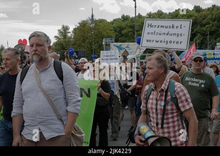 Berlino, Germania. 30th luglio 2022. I manifestanti anti anti-Covid si sono riuniti a Berlino per una dimostrazione, iniziata alla porta di Brandeburgo il 30 luglio 2022. I manifestanti tenevano diversi cartelli e striscioni; molti gridavano la libertà per Michael Ballweg. (Foto di Michael Kuenne/PRESSCOV/Sipa USA) Credit: Sipa USA/Alamy Live News Foto Stock