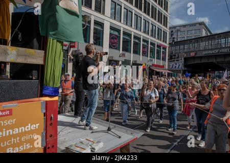 Berlino, Germania. 30th luglio 2022. I manifestanti anti anti-Covid si sono riuniti a Berlino per una dimostrazione, iniziata alla porta di Brandeburgo il 30 luglio 2022. I manifestanti tenevano diversi cartelli e striscioni; molti gridavano la libertà per Michael Ballweg. (Foto di Michael Kuenne/PRESSCOV/Sipa USA) Credit: Sipa USA/Alamy Live News Foto Stock