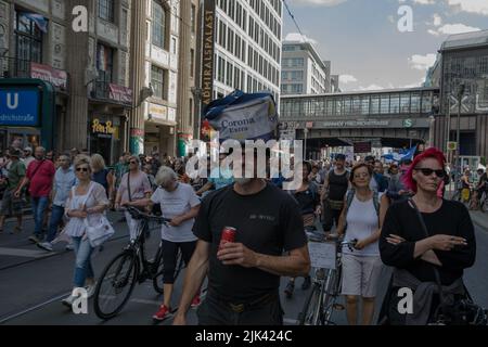 Berlino, Germania. 30th luglio 2022. I manifestanti anti anti-Covid si sono riuniti a Berlino per una dimostrazione, iniziata alla porta di Brandeburgo il 30 luglio 2022. I manifestanti tenevano diversi cartelli e striscioni; molti gridavano la libertà per Michael Ballweg. (Foto di Michael Kuenne/PRESSCOV/Sipa USA) Credit: Sipa USA/Alamy Live News Foto Stock