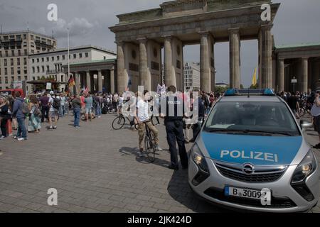 Berlino, Germania. 30th luglio 2022. I manifestanti anti anti-Covid si sono riuniti a Berlino per una dimostrazione, iniziata alla porta di Brandeburgo il 30 luglio 2022. I manifestanti tenevano diversi cartelli e striscioni; molti gridavano la libertà per Michael Ballweg. (Credit Image: © Michael Kuenne/PRESSCOV via ZUMA Press Wire) Credit: ZUMA Press, Inc./Alamy Live News Foto Stock