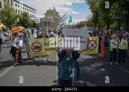 Berlino, Germania. 30th luglio 2022. I manifestanti anti anti-Covid si sono riuniti a Berlino per una dimostrazione, iniziata alla porta di Brandeburgo il 30 luglio 2022. I manifestanti tenevano diversi cartelli e striscioni; molti gridavano la libertà per Michael Ballweg. (Foto di Michael Kuenne/PRESSCOV/Sipa USA) Credit: Sipa USA/Alamy Live News Foto Stock