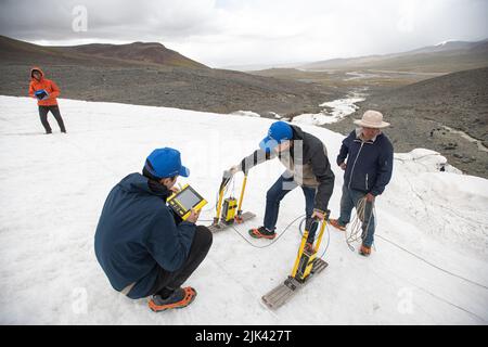 (220730) -- YUSHU, 30 luglio 2022 (Xinhua) -- Ding Peizhong (1st L), Dong Shiqi (2nd L), e Fan Yue (3rd L), membri di un team di spedizione scientifica del Changjiang River Scientific Research Institute (CRSRI) condurre indagini con radar penetrante a terra al Monte Geladandong nella provincia di Qinghai della Cina nordoccidentale, 28 luglio 2022. Gli scienziati cinesi hanno lanciato una spedizione il 24 luglio nelle regioni delle acque headwater dei fiumi Yangtze e Lancang nella provincia di Qinghai della Cina nord-occidentale, per indagare sulle risorse idriche delle regioni e l'ambiente ecologico.l'indagine sul ghiacciaio è una delle chiavi Foto Stock