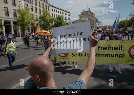 Berlino, Germania. 30th luglio 2022. I manifestanti anti anti-Covid si sono riuniti a Berlino per una dimostrazione, iniziata alla porta di Brandeburgo il 30 luglio 2022. I manifestanti tenevano diversi cartelli e striscioni; molti gridavano la libertà per Michael Ballweg. (Credit Image: © Michael Kuenne/PRESSCOV via ZUMA Press Wire) Credit: ZUMA Press, Inc./Alamy Live News Foto Stock