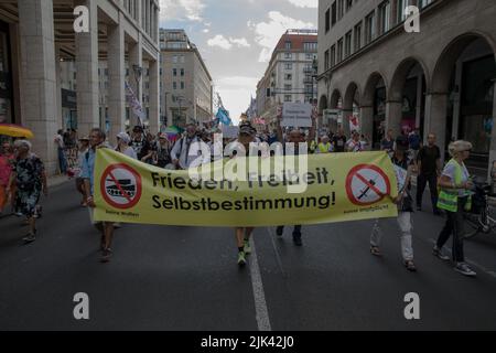 Berlino, Germania. 30th luglio 2022. I manifestanti anti anti-Covid si sono riuniti a Berlino per una dimostrazione, iniziata alla porta di Brandeburgo il 30 luglio 2022. I manifestanti tenevano diversi cartelli e striscioni; molti gridavano la libertà per Michael Ballweg. (Credit Image: © Michael Kuenne/PRESSCOV via ZUMA Press Wire) Credit: ZUMA Press, Inc./Alamy Live News Foto Stock