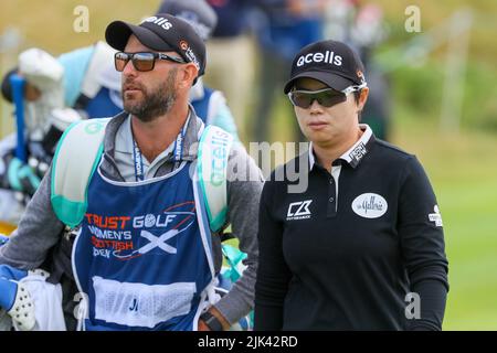 Irvine, Regno Unito. 30th luglio 2022. Il terzo round del Trust Golf Women's Scottish Golf ha avuto luogo con 75 giocatori che hanno fatto il taglio. La pioggia notturna pesante da venerdì a sabato ha fatto per un corso più morbido e più di prova. Eun-Hee Ji con caddie. Credit: Findlay/Alamy Live News Foto Stock