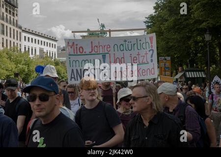 Berlino, Germania. 30th luglio 2022. I manifestanti anti anti-Covid si sono riuniti a Berlino per una dimostrazione, iniziata alla porta di Brandeburgo il 30 luglio 2022. I manifestanti tenevano diversi cartelli e striscioni; molti gridavano la libertà per Michael Ballweg. (Credit Image: © Michael Kuenne/PRESSCOV via ZUMA Press Wire) Credit: ZUMA Press, Inc./Alamy Live News Foto Stock