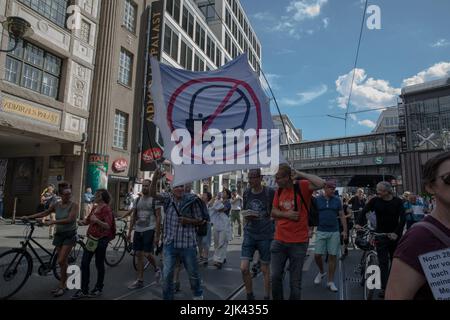Berlino, Germania. 30th luglio 2022. I manifestanti anti anti-Covid si sono riuniti a Berlino per una dimostrazione, iniziata alla porta di Brandeburgo il 30 luglio 2022. I manifestanti tenevano diversi cartelli e striscioni; molti gridavano la libertà per Michael Ballweg. (Credit Image: © Michael Kuenne/PRESSCOV via ZUMA Press Wire) Credit: ZUMA Press, Inc./Alamy Live News Foto Stock