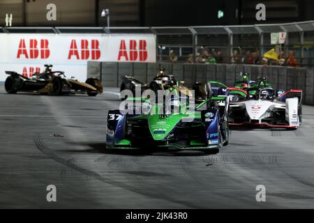 30th luglio 2022; circuito Excel e-Prix, Docklands, Londra, Inghilterra; ABB Formula e World Championship, gara 1: Nick Cassidy of Australia alla guida di (37) Envision Racing Foto Stock