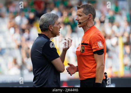 Il capo allenatore di Anderlecht Felice Mazzu e l'arbitro Jan Boterberg hanno ritratto durante una partita di calcio tra Cercle Brugge e RSCA Anderlecht, sabato 30 luglio 2022 a Brugge, il giorno 2 della prima divisione del campionato belga 'Jupiler Pro League' 2022-2023. BELGA FOTO KURT DESPLENTER Foto Stock