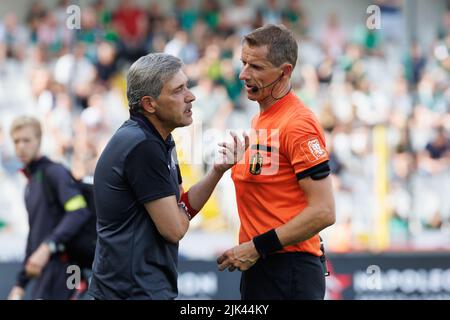 Il capo allenatore di Anderlecht Felice Mazzu e l'arbitro Jan Boterberg hanno ritratto durante una partita di calcio tra Cercle Brugge e RSCA Anderlecht, sabato 30 luglio 2022 a Brugge, il giorno 2 della prima divisione del campionato belga 'Jupiler Pro League' 2022-2023. BELGA FOTO KURT DESPLENTER Foto Stock