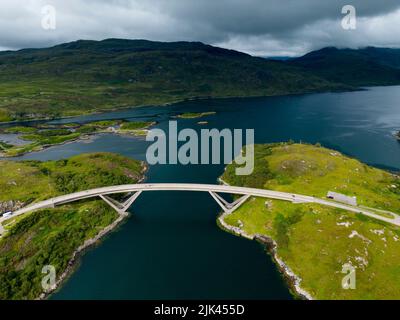 Veduta aerea del ponte di Kylesku che attraversa Loch a Chàirn Bhàin sulla rotta turistica della costa settentrionale 500, Sutherland, Scozia Foto Stock