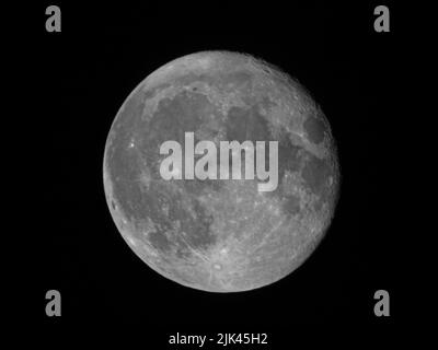 Luna gibbosa che si stende sopra il Ponte Vecchio, New Jersey. La parte illuminata della luna diminuisce fino a raggiungere la fase della mezza luna. -14 Foto Stock