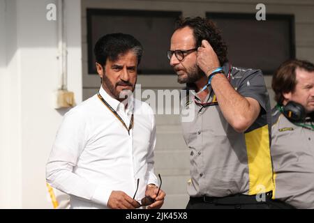 Mogyorod, Ungheria. 30th luglio 2022; l'Hungaroring, Mogyoród, Ungheria: FIA Formula 1 Grand Prix, sessioni di qualificazione: Presidente FIA, Mohammed ben Sulayem parla con Pirelli Head of Motorsport Communications, Matteo Bonciani Credit: Action Plus Sports Images/Alamy Live News Foto Stock