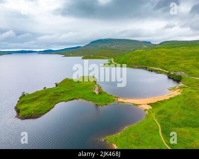 Vista aerea dal drone del Castello di Ardvreck sulla linea North Coast 500 a Loch Assynt, Sutherland, Scozia, Regno Unito Foto Stock