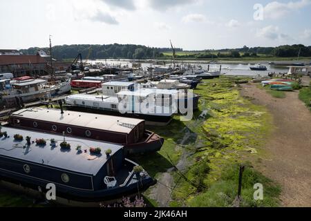Barche ormeggiate a Woodbridge Quay Foto Stock