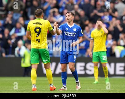 Ryan Wortle (a destra) di Cardiff City e Jordan Hugill di Norwich City scuotono le mani dopo il fischio finale durante la partita del campionato Sky Bet al Cardiff City Stadium. Data foto: Sabato 30 luglio 2022. Foto Stock