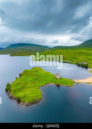 Vista aerea dal drone del Castello di Ardvreck sulla linea North Coast 500 a Loch Assynt, Sutherland, Scozia, Regno Unito Foto Stock