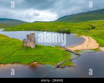 Vista aerea dal drone del Castello di Ardvreck sulla linea North Coast 500 a Loch Assynt, Sutherland, Scozia, Regno Unito Foto Stock