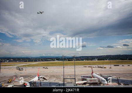 Aeroporto di Stoccarda, Germania, volo in aereo a due motori con cielo nuvoloso sullo sfondo Foto Stock