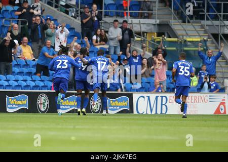 Cardiff, Regno Unito. 30th luglio 2022. Romaine Sawyers of Cardiff City (19) festeggia con i suoi compagni di squadra dopo aver ottenuto il punteggio di 1st gol. EFL Skybet Championship Match, Cardiff City contro Norwich City al Cardiff City Stadium di Cardiff, Galles, sabato 30th luglio 2022. Questa immagine può essere utilizzata solo a scopo editoriale. Solo per uso editoriale, licenza richiesta per uso commerciale. Nessun uso in scommesse, giochi o un singolo club/campionato/player pubblicazioni. pic di Andrew Orchard/Andrew Orchard sport fotografia/Alamy Live news credito: Andrew Orchard sport fotografia/Alamy Live News Foto Stock