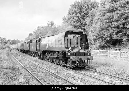 Locomotiva a vapore Tangmere 34067 sulla linea Settle & Carlisle a Long Preston, 30th luglio 2022 ,''Northern Belle'', West Coast Railway Co Ltd. Foto Stock