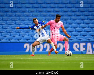 Brighton, Regno Unito. 30th luglio 2022. Pascal Gross di Brighton e Hove Albion fa un polmone per la palla durante la partita pre-stagione amichevole tra Brighton & Hove Albion e RCD Espanyol al Amex il 30th 2022 luglio a Brighton, Inghilterra. (Foto di Jeff Mood/phcimages.com) Credit: PHC Images/Alamy Live News Foto Stock