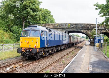 Diiesel al retro della locomotiva a vapore Tangmere sulla linea Settle & Carlisle 30th luglio 2022 (possibilmente 47812 classe 47 ROG Blue) Foto Stock