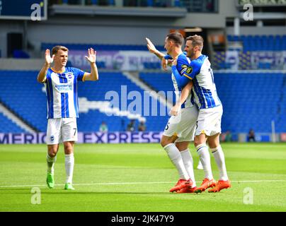 Brighton, Regno Unito. 30th luglio 2022. Lewis Dunk di Brighton e Hove Albion festeggia il suo obiettivo con Solly March di Brighton e Hove Albion e Pascal Gross di Brighton e Hove Albion durante la partita di pre-stagione tra Brighton & Hove Albion e RCD Espanyol presso l'Amex il 30th 2022 luglio a Brighton, Inghilterra. (Foto di Jeff Mood/phcimages.com) Credit: PHC Images/Alamy Live News Foto Stock