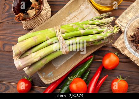 mazzo di asparagi su sfondo di legno Foto Stock