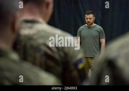 Odessa, Ucraina. 29th luglio 2022. Il presidente ucraino Volodymyr Zelenskyy, tiene un momento di silenzio per i membri di servizio uccisi durante una cerimonia che presenta le medaglie di stato alle forze speciali ucraine di operazioni, 29 luglio 2022 a Odessa, Ucraina. Credit: Ukrainian Presidential Press Office/Ukraine Presidency/Alamy Live News Foto Stock