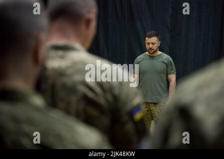 Odessa, Ucraina. 29th luglio 2022. Il presidente ucraino Volodymyr Zelenskyy, tiene un momento di silenzio per i membri di servizio uccisi durante una cerimonia che presenta le medaglie di stato alle forze speciali ucraine di operazioni, 29 luglio 2022 a Odessa, Ucraina. Credit: Ukrainian Presidential Press Office/Ukraine Presidency/Alamy Live News Foto Stock