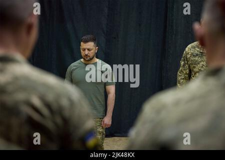 Odessa, Ucraina. 29th luglio 2022. Il presidente ucraino Volodymyr Zelenskyy, tiene un momento di silenzio per i membri di servizio uccisi durante una cerimonia che presenta le medaglie di stato alle forze speciali ucraine di operazioni, 29 luglio 2022 a Odessa, Ucraina. Credit: Ukrainian Presidential Press Office/Ukraine Presidency/Alamy Live News Foto Stock