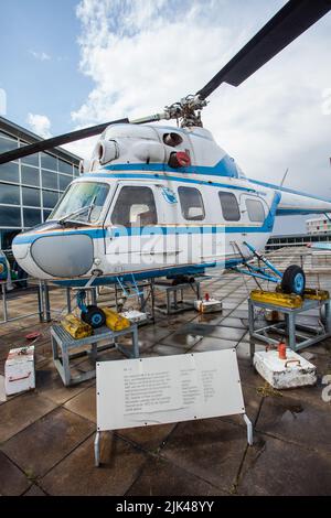 Aeroporto di Stoccarda, Germania, museo degli aerei open space, elicottero mi-2 realizzato dall'Unione Sovietica in mostra Foto Stock