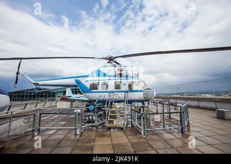 Aeroporto di Stoccarda, Germania, museo degli aerei open space, elicottero mi-2 realizzato dall'Unione Sovietica in mostra Foto Stock