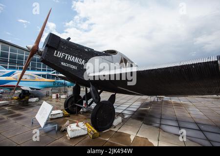 Aeroporto di Stoccarda, Germania, museo aereo open space, storico aereo Lufthanza in mostra Foto Stock