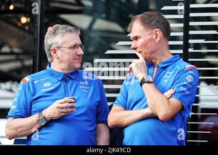 Mogyorod, Ungheria. 30th luglio 2022. (Da L a R): Pat Fry (GBR) responsabile tecnico del team Alpine F1 con Alan Permane (GBR) Alpine F1 Team Trackside Operations Director. Gran Premio d'Ungheria, sabato 30th luglio 2022. Budapest, Ungheria. Credit: James Moy/Alamy Live News Foto Stock
