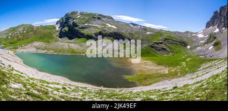 Vista panoramica dalle urla sopra il lago di Xerolimni sotto il Monte Astraka, nei Monti Pindus del nord della Grecia Foto Stock