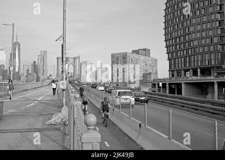 Brooklyn, NY, USA - 1 agosto 2022: La pista ciclabile adiacente al percorso pedonale sul lato Brooklyn del Ponte di Brooklyn Foto Stock