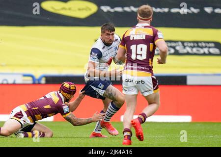 Greg Minikin #21 di Warrington Wolves è tenuto da Theo Fages #7 di Huddersfield Giants Foto Stock