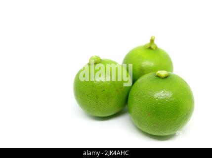Primo piano di tre lime di tasti verdi su sfondo bianco Foto Stock