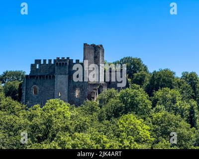 Vista del Château de Châlucet, un castello in rovina, nel comune di Saint-Jean-Ligoure, a sud di Limoges Foto Stock