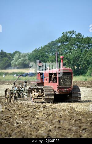 trattore cingolato vintage aratura in giornata brampton suffolk inghilterra Foto Stock